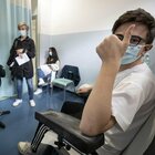 Vaccini Lazio, via alle dosi Pfizer per ragazzi da 12 a 16 anni in 30 hub. In 24mila pronti alle dosi