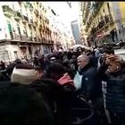 Napoli, poliziotti e soccorritori circondati dagli immigrati dopo la sparatoria al Vasto