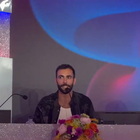 Marco Mengoni in lacrime a poche ore dalla finale di Sanremo: «È il sogno delle fate e non quello dei mostri». Cosa è successo