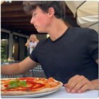 Il tiktoker Usa insulta i piatti italiani: «Ketchup sulla margherita, gli spaghetti tagliati con le forbici»