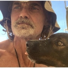 Naufrago e il suo cane salvati dopo due mesi alla deriva nell'oceano senza cibo e acqua: la storia incredibile