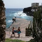 Turista italiana morta a Tenerife, Rosy travolta da un'onda anomala sotto gli occhi del compagno che ha provato a salvarla