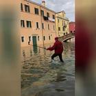 Venezia, filma l'acqua alta e rischia di affogare in un canale. Il video diventa virale