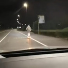 Follia a Verona: ragazzo sul monopattino “truccato” sfreccia senza casco fra le auto a 80 kmh