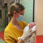 A Roma la prima bambina nata nel 2021: si chiama Aurora, venuta al mondo alle 00.01