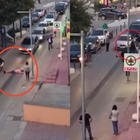 Turista inglese ubriaco blocca le auto a Ibiza: picchiato a bastonate in strada