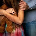 Sorelline minorenni violentate per 12 anni da un gruppo di parenti, arrestati tre uomini e una donna