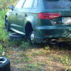 Va a caccia ma invece dei cinghiali nel bosco trova un'Audi nuova di zecca FOTO