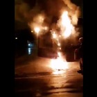 Autobus in fiamme all'alba alla rimessa Atac della Magliana