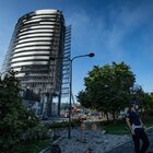 Incendio a Milano, il grattacielo e l'“effetto camino”: le possibili cause della tragedia