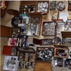 Colleziona oltre 100mila oggetti rubati in casa: scoperto un tesoro da 6 milioni di euro