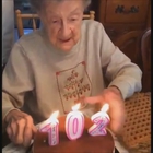 La nonnina spegne 102 candeline, sul più bello perde la dentiera