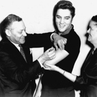 Burioni: «Criticate Conte per Fedez? Nel 1956 l'America si salvò con il vaccino di Elvis in diretta tv»