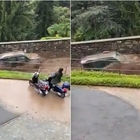 Como, strade invase dall'acqua: le auto vengono trascinate via