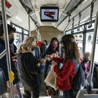 Mezzi pubblici, sui bus tornano i controllori: vigileranno su distanziamento e mascherine