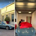 Ferrari, la prima Roma Spider consegnata in Italia è di Fedez. Il rapper su Instagram insieme al padre: «La guiderà più di me»