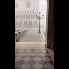 Ancora maltempo a Venezia, pioggia e raffiche di vento: crolla la rete di protezione dei ponteggi in piazza San Marco