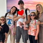 Aurora Ramazzotti: «Primo volo di banano» per le vacanze in famiglia con mamma Michelle Hunziker, le sorelle e Goffredo Cerza