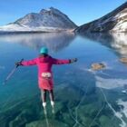 Pattinano sul lago trasparente: il rarissimo fenomeno della "finestra di ghiaccio" catturato nel video mozzafiato