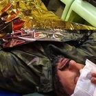 Fabrizio Corona aggredito a Milano nel bosco della droga a Rogoredo: su Instagram la foto in barella