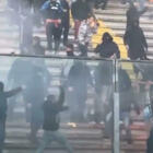Padova-Catania, guerriglia allo stadio: ultrà siciliani piombano in tribuna, scoppia il caos. «Poliziotti in campo»