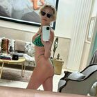 Sharon Stone in bikini leopardato a 65 anni: «Pronta per l'estate». Il prezzo del costume sorprende i fan