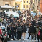 Tanta gente a via Roma a Napoli per lo shopping. Lungomare quasi deserto. Le immagini