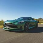 Aston Martin, con la DB12 nasce il nuovo segmento super tourer. Look elegantemente dinamico, prestazioni e guida al top