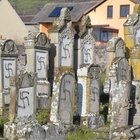 Francia, oltre cento tombe ebraiche profanate con le svastiche: ecco le foto choc