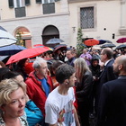 Bruce Springsteen in concerto al Circo Massimo, i fan assediano l'albergo del "Boss" nonostante la pioggia