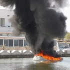 Porto Cesareo, gommone dei turisti esplode in mare: il pilota avvolto dalle fiamme FOTO