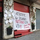Roma, incendi a Centocelle: è caccia a un tunisino. Gara di solidarietà dopo i roghi