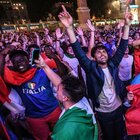 L'Italia è in festa per la Nazionale, caroselli in strada: le vie si colorano d'azzurro. A Napoli suonano le sirene delle navi