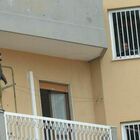Pescara, minaccia di buttarsi dal quinto piano, paura in centro: l'uomo in bilico sul balcone da 24 ore, di recente aveva cambiato sesso