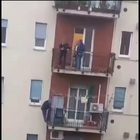 Scavalca la ringhiera del terrazzo di casa, anziano salvato in extremis dai carabinieri
