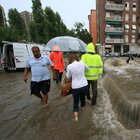 Maltempo, bomba d'acqua su Milano: esondato il fiume Seveso, sottopassi allagati e caos treni