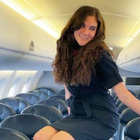 Viaggiare gratis in prima classe in aereo, la hostess svela il trucco su TikTok: «Funziona al 99%». Ecco come fare