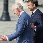 Re Carlo, Macron allunga troppo le mani? Il significato 'nascosto' di quel gesto