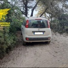 Sardegna, turisti cafoni: parcheggiano la Panda sulle dune protette della spiaggia, maxi multa
