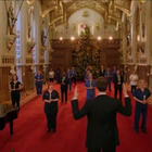 Regno Unito, il coro di medici e infermieri canta a Natale