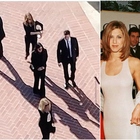Matthew Perry, gli “amici” al funerale. Jennifer Aniston la prima ad arrivare: «Si è messa in disparte e ha pianto»
