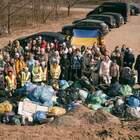 Polonia, profughi ucraini puliscono un parco 