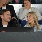 Francesco Totti con Noemi a Budapest per la finale della Roma: tifosi impazziti intorno all'ex capitano VIDEO