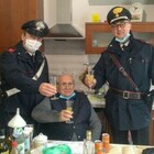 «Sono solo in casa, venite a farmi compagnia per il brindisi?»: carabinieri a Bologna festeggiano con l'anziano 94enne