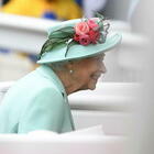 Regina Elisabetta “effervescente” alla vigilia del giubileo di platino: divertente taglio della torta