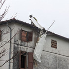 Muore pilota di aereo ultraleggero precipitato su una casa a Modena