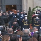 Funerali Monica Vitti. Il lungo applauso all’uscita del feretro dalla chiesa