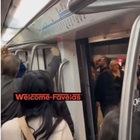 Borseggiatrice quasi linciata in metro a Roma: «Lapidatela»