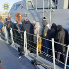 Migranti, guardia costiera libica salva 104 persone, morti un bambino e una donna: fermato uno scafista