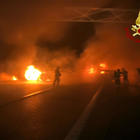 L'inferno di fuoco in autostrada Foto